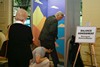 Marius Dettmer helps an officer from the USA Olympic Judo Team on to the Neurocom BalanceMaster machine at the CNBR open house