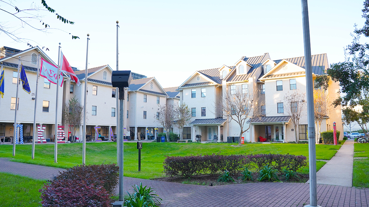 bayou-oaks-courtyard.jpg