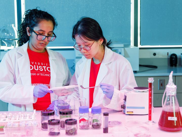 UH students working in a lab